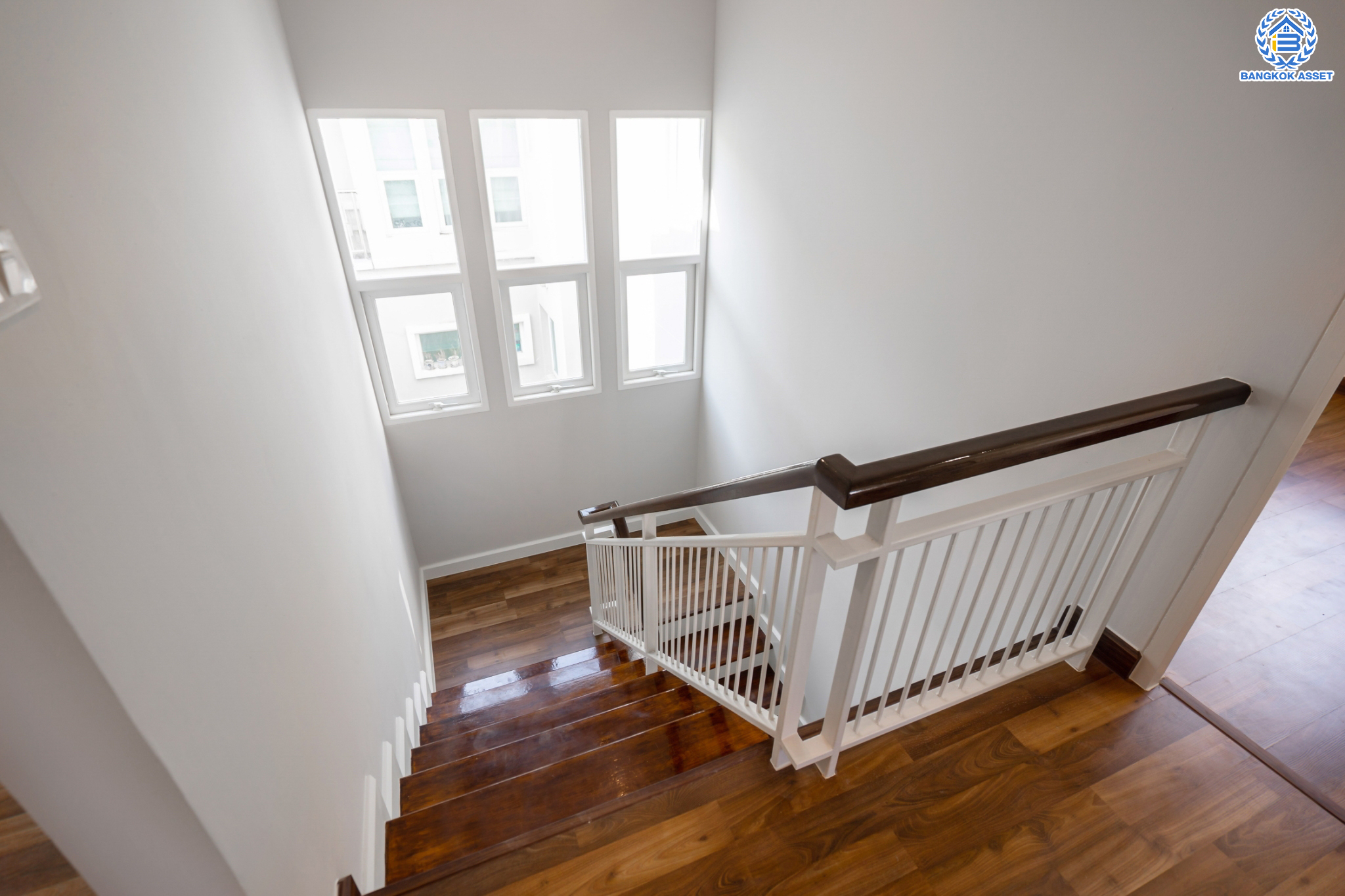 บ้านมือสองตกแต่งใหม่ ม.เศรณี คาซ่า ดอนเมือง บ้านเดี่ยว หลังมุม เนื้อที่ 56.2 ตร.ว. ฟังก์ชันจัดเต็ม 5 ห้องนอน 5 ห้องน้ำ 1 ห้องอเนกประสงค์ จอดรถได้ 2 คัน พร้อมมีพื้นที่สีเขียวที่ให้คุณจัดมุมพักผ่อนเล็กๆ ได้ชิลๆ ราคาคุ้มสุดในย่านนี้! ใกล้สนามบินดอนเมือง, ทางด่วน "ศรีสมาน" และรถไฟฟ้าสายสีแดง "สถานีดอนเมือง"